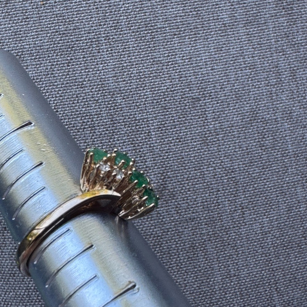 Elegant 10K Emerald Diamond Ring - Picture 3 of 7